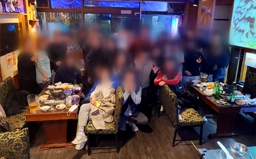 ▲지난 25일 새벽 마켓컬리 물류센터 직원 25명이 단체 술자리를 가져 물의를 빚었다.(출처=JTBC뉴스 방송화면 캡처)