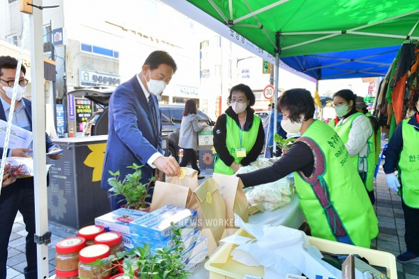 지난 12일 한국부인회 장성군지회 주관 ‘아나바다 나눔장터’가 열렸다. 장터를 찾은 김한종 장성군수