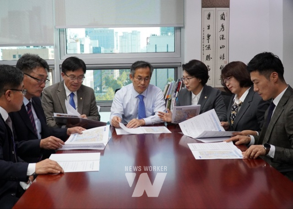 김보미 강진군의회 의장 및 의원들이 국회를 방문하여 김승남 국회의원에게 강진군 주요사업들을 설명하고 지원을 건의하고 있다.
