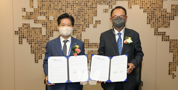 협약식 서명에 참석한 김종선 한전KDN 전력ICT기술원장과 이광우 코위버 사장(왼쪽부터)