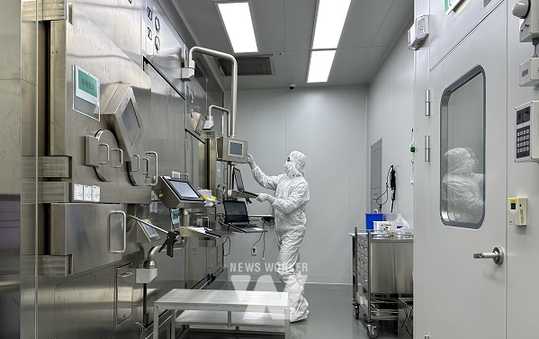 전남대학교병원 의료진이 분자영상신약개발센터에서 방사성의약품을 제조하고 있다.