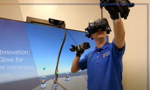 '햅트글로브'를 착용하고 양궁을 체험하는 실험 참가자 <사진=싱가포르국립대학교(NUS) 공식 유튜브>