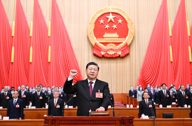 시진핑 중국 국가주석이 10일 베이징 인민대회당에서 열린 전국인민대표대회 14기 1차 회의 제3차 전체회의에서 국가주석과 중앙군사위원회 주석에 만장일치로 선출된 뒤 헌법 선서를 하고 있다. (출처 : CCTV)