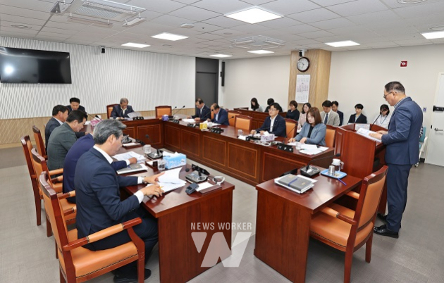 해남군의회(의장 김석순)는 5월 22일(월) 군의회 운영위원회실에서 2023년 제9차 의원간담회를 가졌다