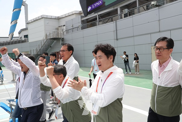 김대중 전남교육감(오른쪽 두 번째) 제52회 전국소년체전 전남학생 선수단 응원