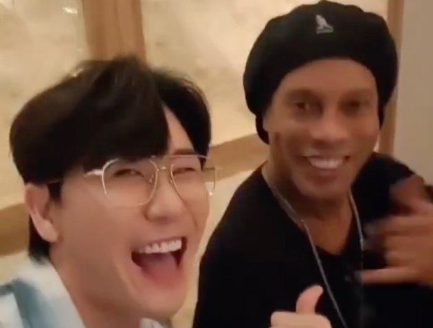 전설적인 축구 스타 호나우지뉴(오른쪽)와 영상을 찍은 영탁 <사진=영탁 인스타그램>