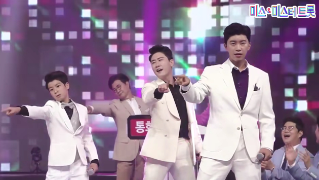 임영웅과 영탁, 이찬원, 김호중, 정동원, 장민호, 김희재가 완성한 '젊음의 노트' 무대 중에서 <사진=TV조선 '미스 앤 미스터 트롯' 공식 유튜브>