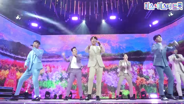 장민호, 정동원, 임영웅, 김희재, 영탁, 이찬원이 꾸민 '사랑은 연필로 쓰세요' 무대 중에서 <사진=TV조선 미스 앤 미스터 트롯 공식 유튜브>