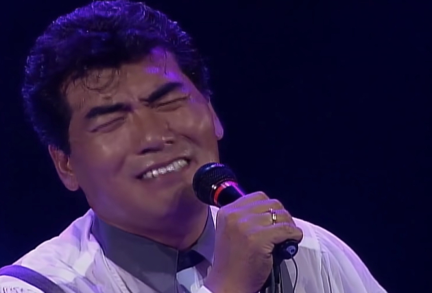 김현식의 '내 사랑 내 곁에'를 커버하는 나훈아. 흔치 않은 영상이다. <사진=빽능 공식 유튜브>