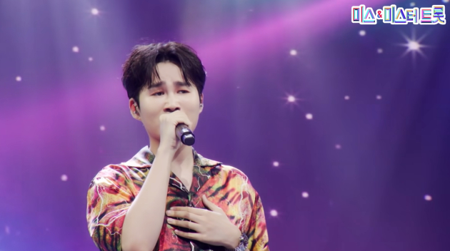 김희재의 '가슴 아프게' 무대 중에서 <사진=미스 앤 미스터 트롯>