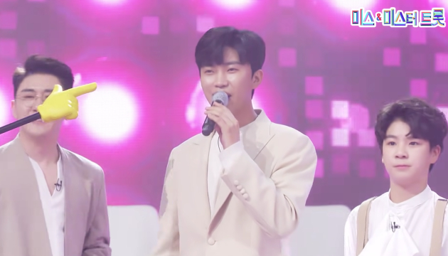 '미스터 트롯' 톱6와 강태관이 부른 '남행열차' <사진=미스 앤 미스터 트롯>