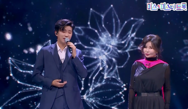 가수 진미령(오른쪽)과 함께 '미운 사랑' 무대를 꾸민 임영웅 <사진=미스 앤 미스터 트롯>