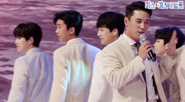 장민호, 임영웅, 이찬원, 김희재, 정동원, 영탁 등 톱6의 '영일만 친구' 무대 중에서 <미스 앤 미스터 트롯>