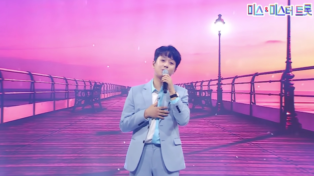 이찬원의 '거리에서' 무대 중에서 <사진=미스 앤 미스터 트롯>
