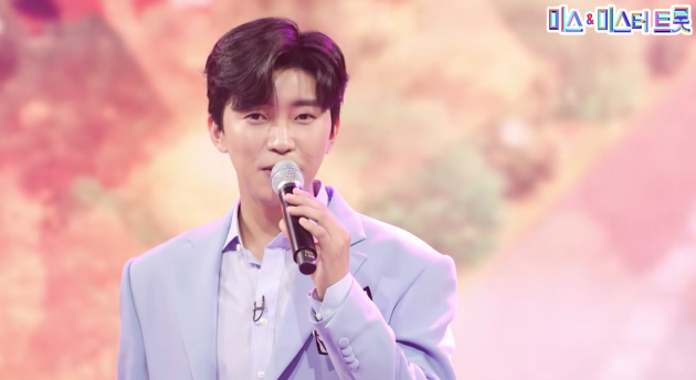 보사노바 댄스 발라드 '우린 제법 잘 어울려요'를 들려주는 임영웅 <사진=미스 앤 미스터 트롯>