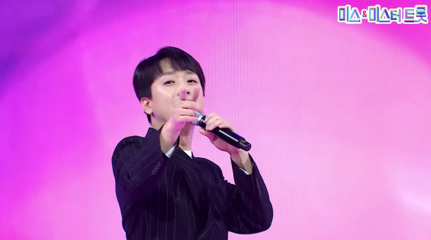 이찬원의 '도로남' 무대 중에서 <사진=미스 앤 미스터 트롯>