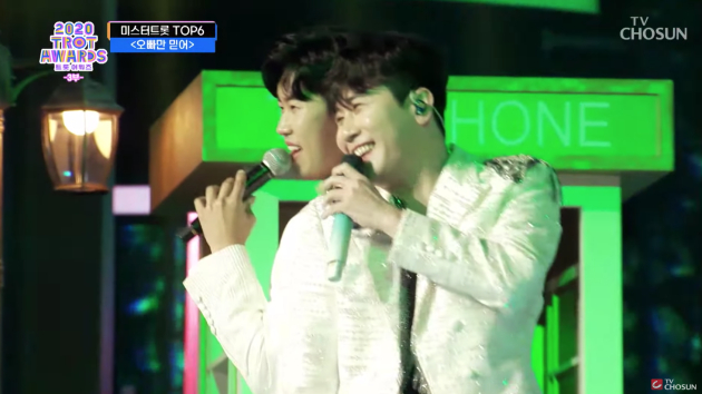 '오빠만 믿어'를 부르는 임영웅과 영탁 <사진=TV조선 공식 유튜브>