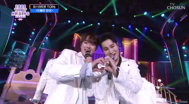 '오빠만 믿어'를 부르는 이찬원과 김희재 <사진=TV조선 공식 유튜브>