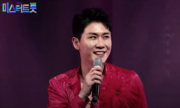 가수 영탁의 '댄싱퀸' 무대 중에서 [사진=미스 앤 미스터 트롯]