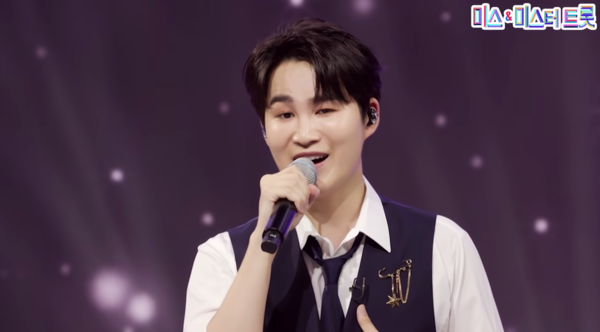 김희재의 '남자는 말합니다' 무대 중에서 [사진=미스 앤 미스터 트롯]