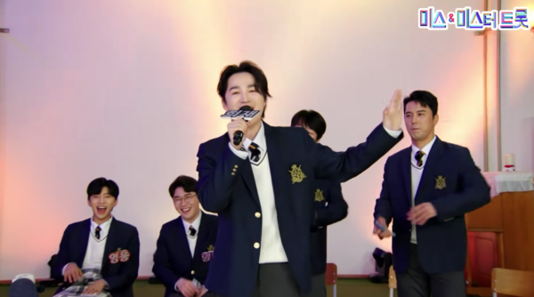 춤까지 완벽한 김희재의 '어머나' [사진=TV조선 공식 유튜브]