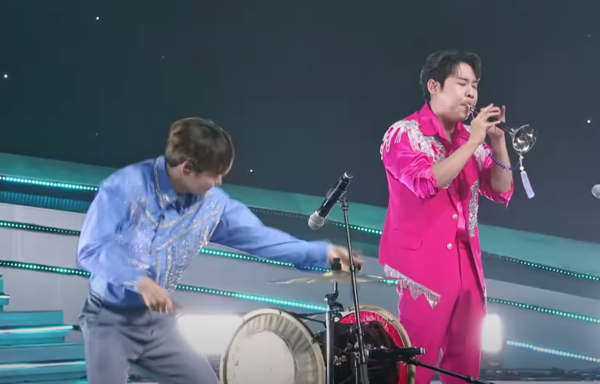 장구를 치는 박서진(왼쪽)과 태평소를 부는 진욱 [사진=미스 앤 미스터 트롯]