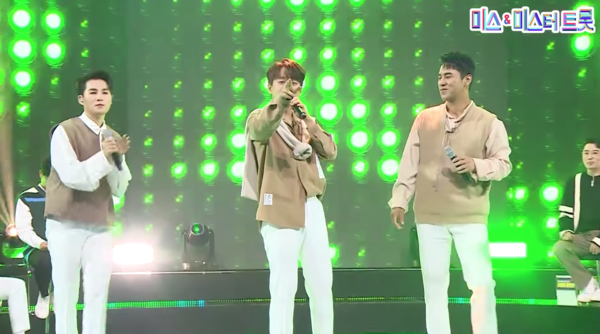 김희재와 이찬원, 장민호의 '당신이 원하신다면' 무대 중에서 [사진=미스 앤 미스터 트롯]