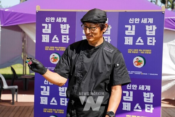 오는 20일 개최되는 신안 세계 김밥 페스타 개막전 행사로 지난 11일 전남 신안군 자은도에서 오영호 셰프가 해초를 넣어 만든 김밥을 설명하고 있다.