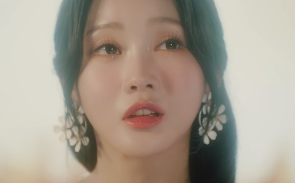 홍지윤 등 여성 MZ세대 트로트 스타들은 다소 고전적인 뮤직비디오가 주류를 이룬다. [사진=원더케이]