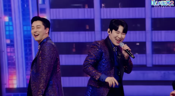 가수 이하준(왼쪽)과 진욱의 '보고 싶다 내 사랑' 무대 중에서 [사진=미스 앤 미스터 트롯]