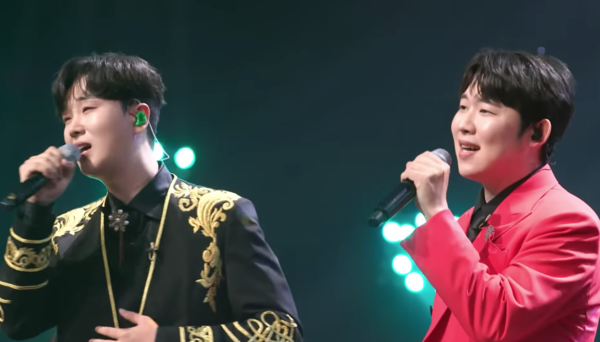 환상적인 호흡이 돋보인 송민준(왼쪽)과 진욱의 '어느 날 문득' 무대 중에서 [사진=미스 앤 미스터 트롯]