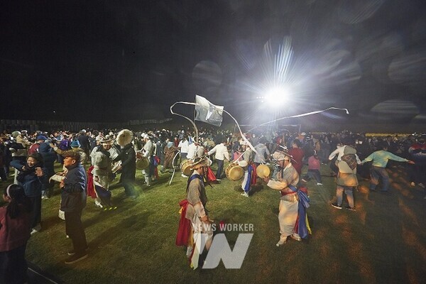 지난 21일 신안군 자은도 뮤지엄파크 특설무대에서 열린 ‘2023 대한민국 문화의 달’ 기념행사 개막식이 끝나고 출연진과 참석자들이 어울려 ‘산다이’를 하고 있다.