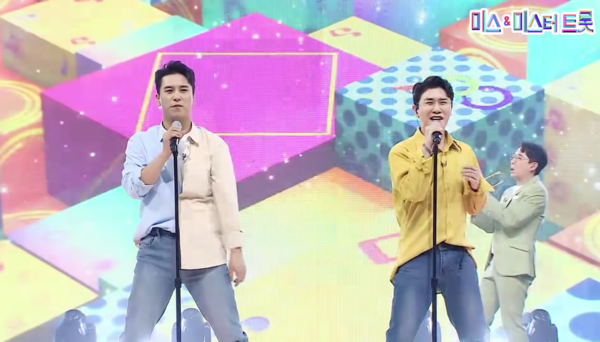 장민호와 영탁의 '오 마이 줄리아' 무대 중에서 [사진=미스 앤 미스터 트롯]