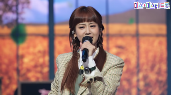 나훈아 대표곡 '잡초'를 들려주는 강혜연 [사진=미스 앤 미스터 트롯]