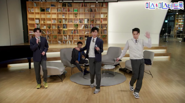 임영웅과 영탁, 장민호의 '삼바의 여인' 무대 중에서 [사진=미스 앤 미스터 트롯]