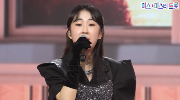 전유진의 '울면서 후회하네' 무대 중에서 [사진=미스 앤 미스터 트롯]