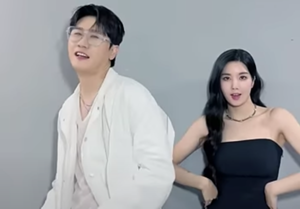 가수 영탁과 권은비. '폼미쳤다'와 '더 플래시' 안무 챌린지를 합작했다. [사진=탁스튜디오]