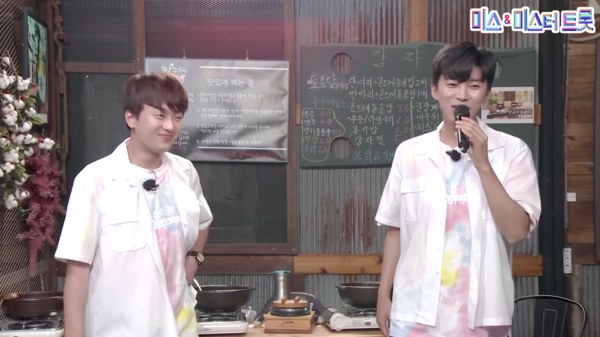 옴므의 '밥만 잘 먹더라'를 들려주는 이찬원과 임영웅 [사진=미스 앤 미스터 트롯]
