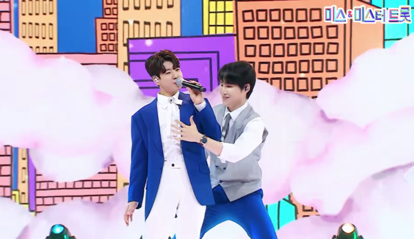 정동원과 김희재가 함께 부른 '바운스' 무대 중에서 [사진=미스 앤 미스터 트롯]