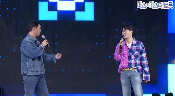 장민호와 영탁의 '사랑의 불시착' 무대 중에서 [사진=미스 앤 미스터 트롯]