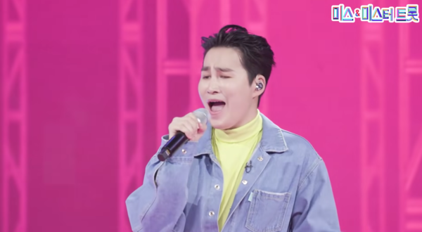 박미경의 '이유같지 않은 이유'를 들려주는 김희재 [사진=미스 앤 미스터 트롯]