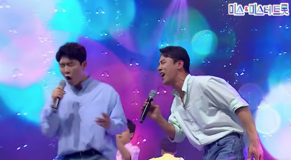 팬들을 1990년대로 데려간 영탁·장민호 '<b>잠</b> 못 드는 <b>밤</b> 비는 내리고' 인...
