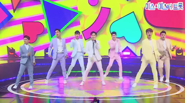 가수 김희재, 장민호, 임영웅, 영탁, 이찬원, 정동원, 김호중이 부른 '사랑 사랑 사랑' [사진=미스 앤 미스터 트롯]