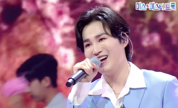 장윤정의 '좋은 당신'을 커버하는 김희재 [사진=미스 앤 미스터 트롯]