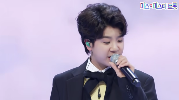 임영웅의 대표곡 '히어로'를 부르는 정동원 [사진=미스 앤 미스터 트롯]