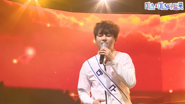 정원수의 '울엄마'를 열창하는 가수 이찬원 [사진=미스 앤 미스터 트롯]