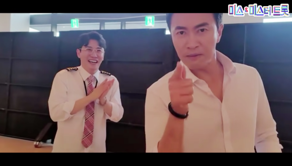 김정민(오른쪽)의 팬으로 잘 알려진 영탁. 함께 '마지막 약속' 무대를 선사했다. [사진=미스 앤 미스터 트롯]