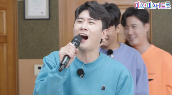 가수 영탁이 들려주는 '사랑밖에 난 몰라' [사진=미스 앤 미스터 트롯]