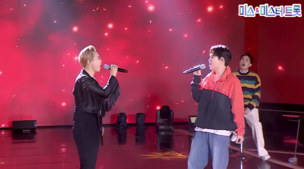 서문탁과 김희재의 '사랑, 결코 시들지 않는' 무대 중에서 [사진=미스 앤 미스터 트롯]