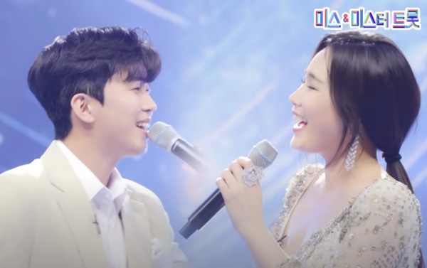 가수 임영웅과 뮤지컬 스타 신영숙의 '별빛 같은 나의 사랑아' 듀엣 무대 중에서 [사진=미스 앤 미스터 트롯]